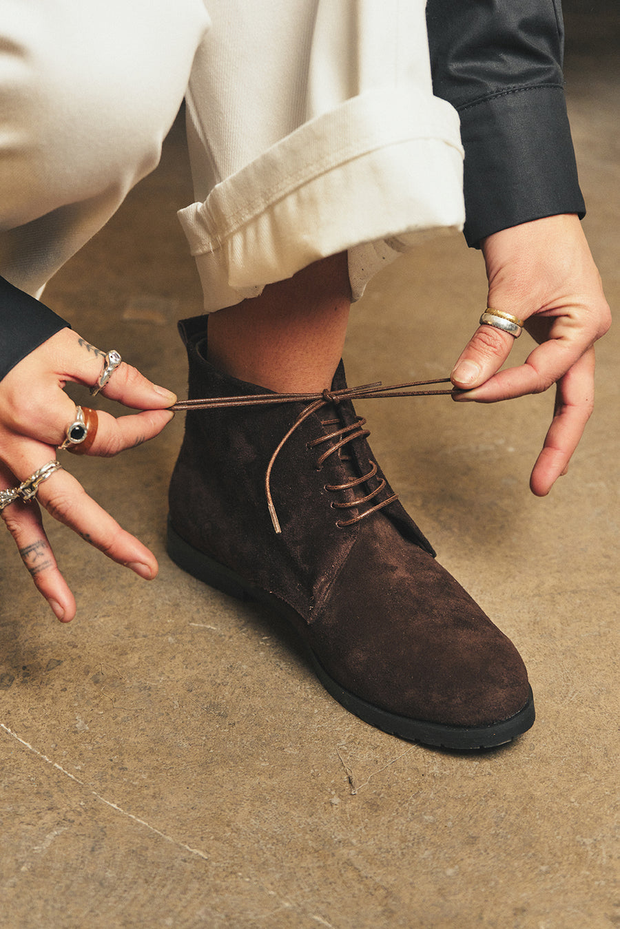 Look de invierno con Botines acordonados de gamuza café de Polca Zapatería combinados con jeans para una caminata cómoda por la ciudad.