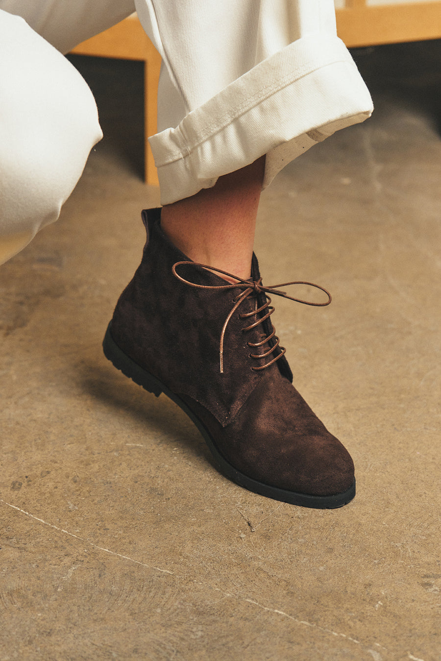 Look de invierno con Botines acordonados de gamuza café de Polca Zapatería combinados con jeans para una caminata cómoda por la ciudad.