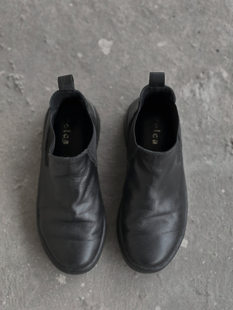botas negras de cuero
