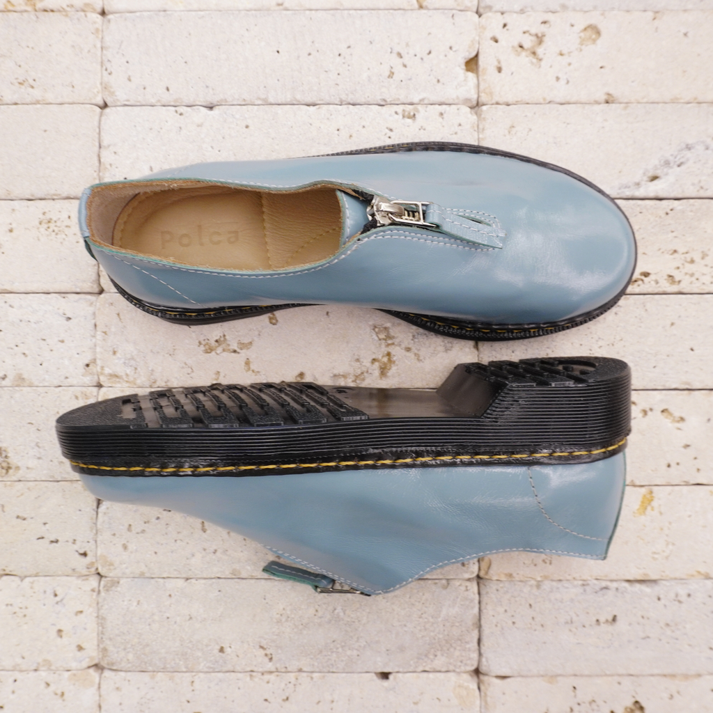 mocasin de cuero celeste