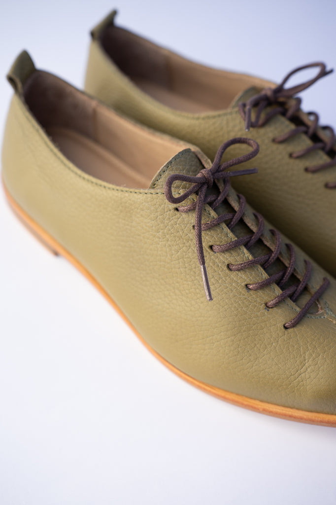 zapato bajo de cuero