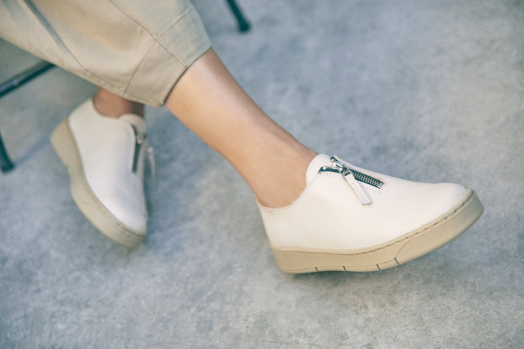 zapatillas blancas de cuero