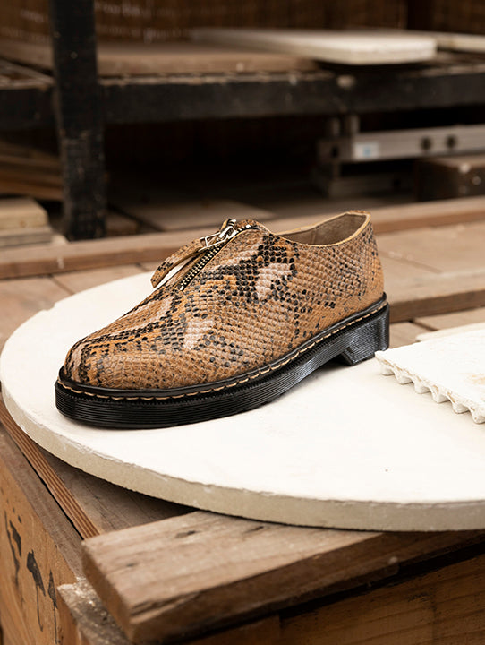 Zapatilla de Cierre, Cobra Beige